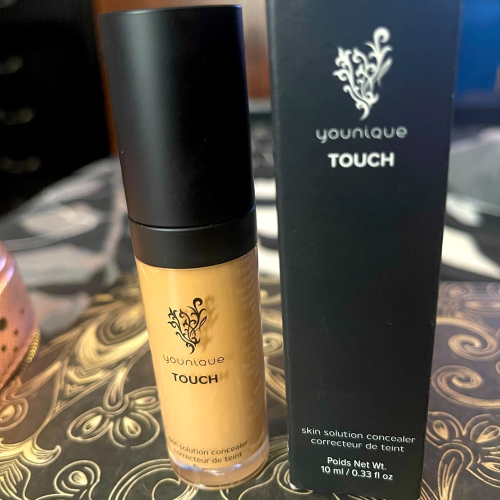 Younique Touch skin solution concealer